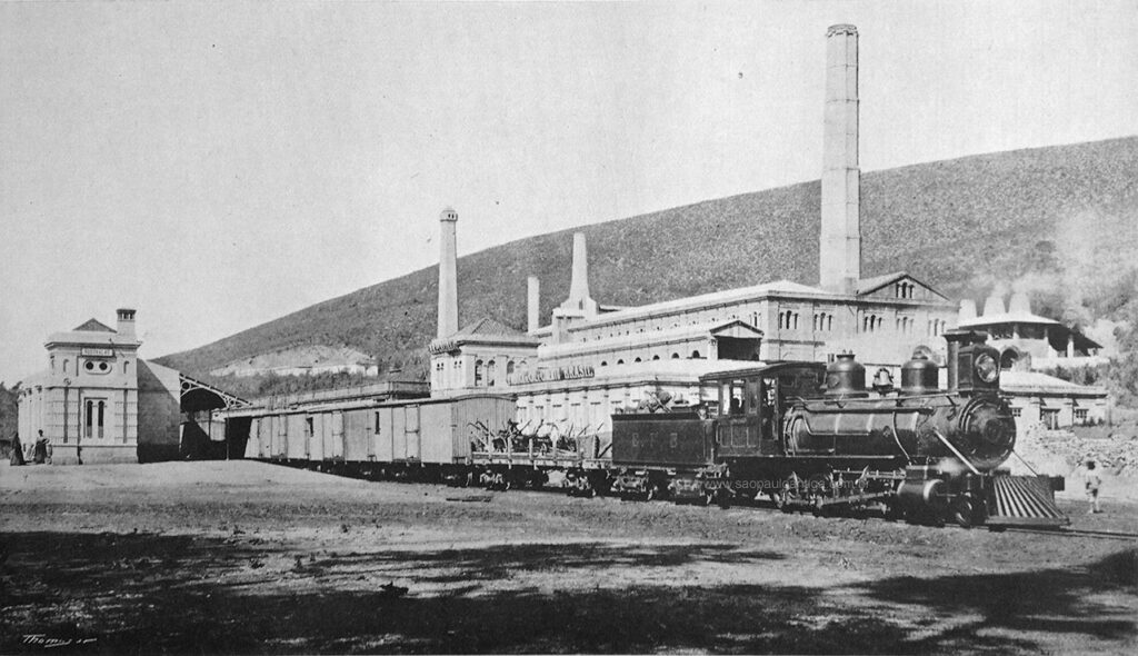 Fábrica de cimento no Brasil em início do século XX, representando a industrialização do cimento nacional