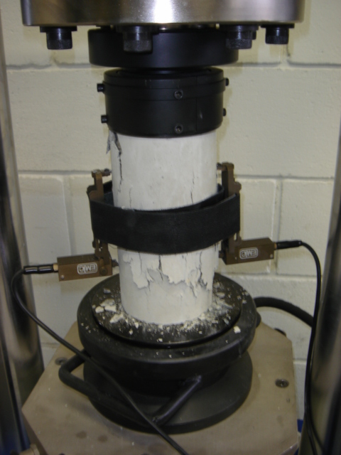 Erros no Ensaio de Compressão do Concreto - causas ocultas que invalidam resultados