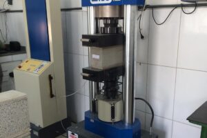 Metrologia aplicada a máquinas de ensaio: por que a calibração é essencial para resultados confiáveis