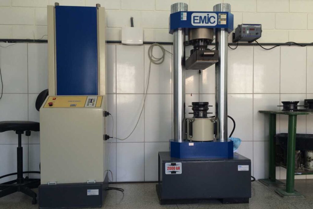 Ensaio de compressão em laboratório de controle tecnológico