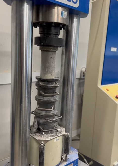 Prensa de compressão para ensaio de cimento com prato de carregamento centralizado