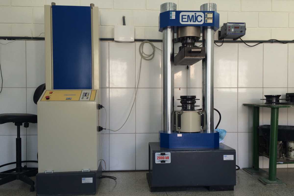 erro de excentricidade na prensa de compressão