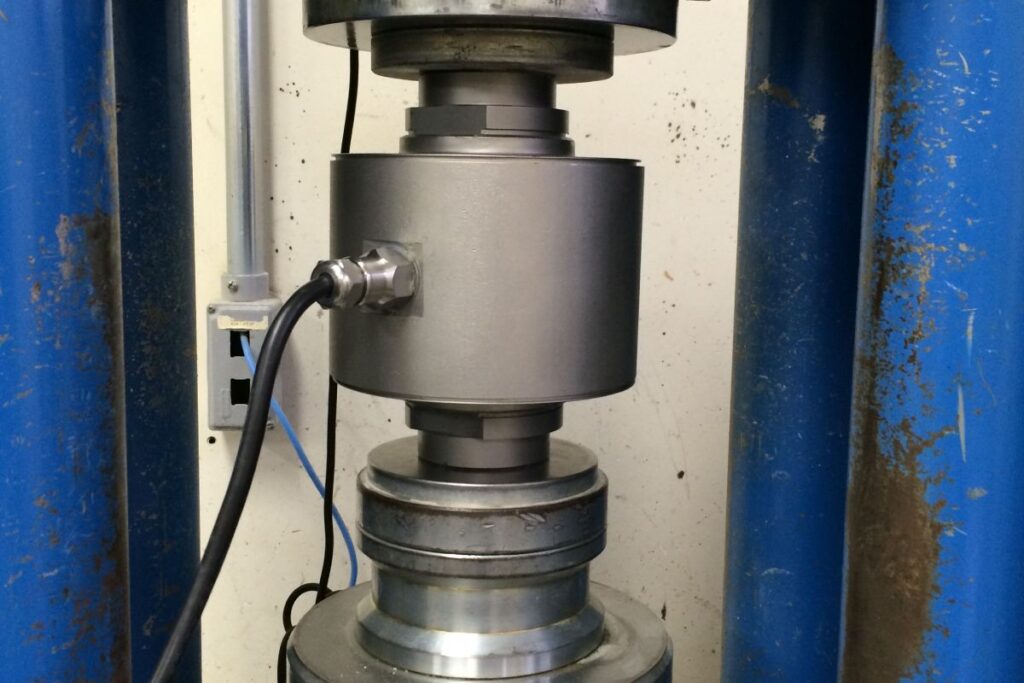 Como funciona a calibração de uma máquina de ensaio de força