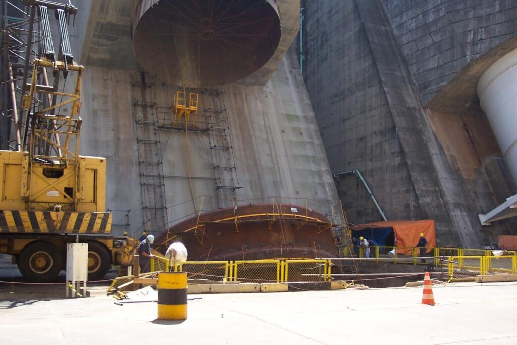 Máquina de ensaio de compressão calibrada conforme ABNT NBR ISO 7500-1