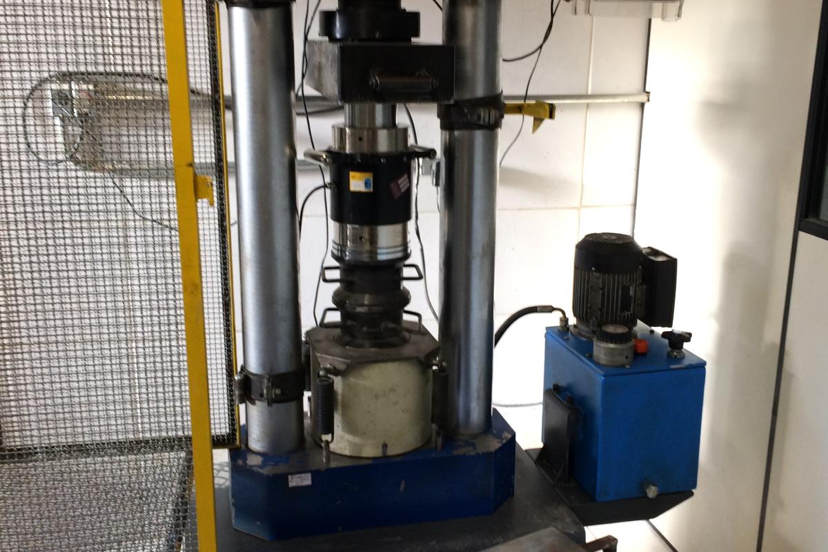 calibração e manutenção máquina de ensaio