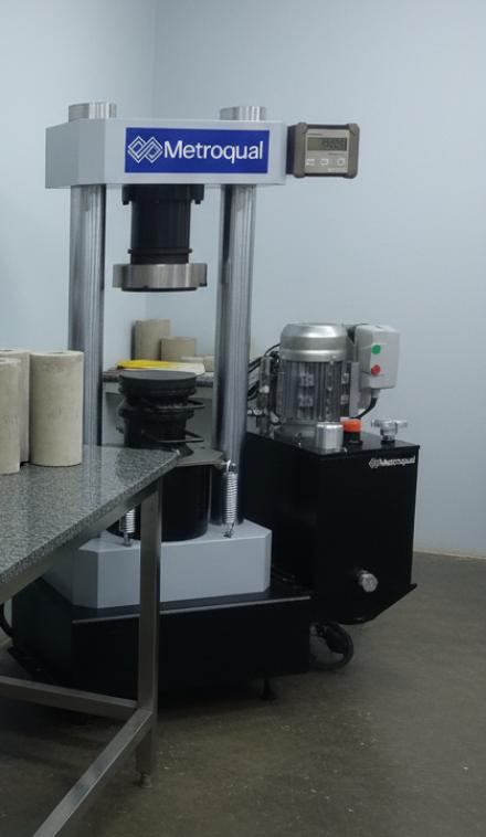 Controle da taxa de carregamento em prensa de ensaio de cimento