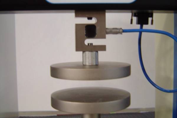 Prensa de ensaio de cimento gerando resultados confiáveis e reprodutíveis